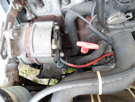 brandschutz-hauptsicherungskasten-auf-der-batterie-golf-1-und-golf