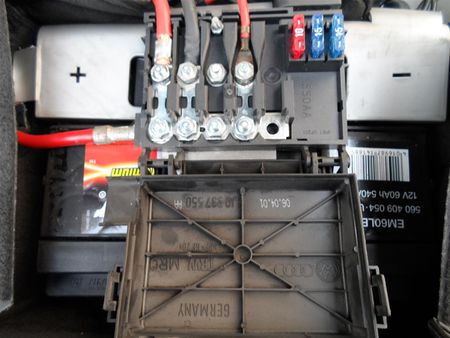 brandschutz-hauptsicherungskasten-auf-der-batterie-golf-1-und-golf
